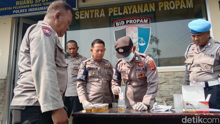 Anggota Polres Indramayu ramai menjalani tes urine di Pos Propam