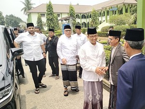 Pakai Sarung, Anies Kunjungi Ponpes Daar El-Qolam Gintung Banten