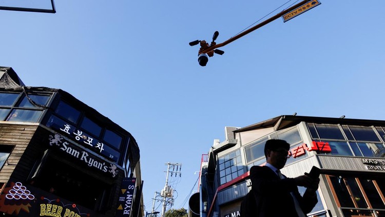 Antisipasi Tragedi Itaewon, Korsel Pasang CCTV Teknologi AI Jelang Halloween People walk through an alley in Itaewon where the Halloween crowd crush occurred last year, in Seoul, South Korea, October 23, 2023. REUTERS/Kim Soo-hyeon