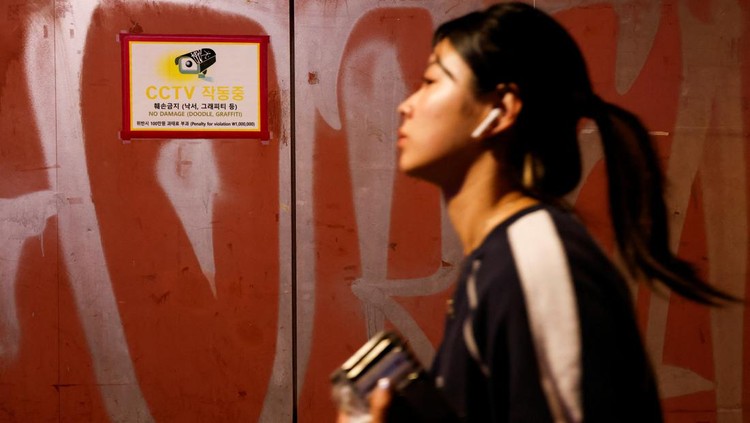Antisipasi Tragedi Itaewon, Korsel Pasang CCTV Teknologi AI Jelang Halloween People walk through an alley in Itaewon where the Halloween crowd crush occurred last year, in Seoul, South Korea, October 23, 2023. REUTERS/Kim Soo-hyeon