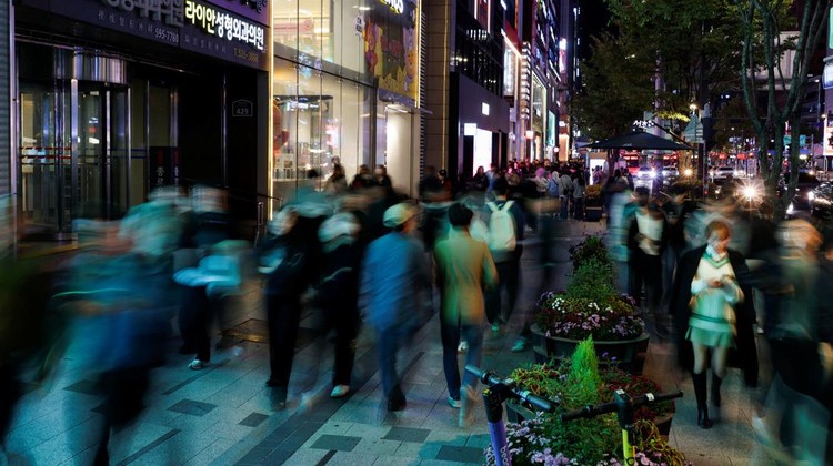 Antisipasi Tragedi Itaewon, Korsel Pasang CCTV Teknologi AI Jelang Halloween People walk through an alley in Itaewon where the Halloween crowd crush occurred last year, in Seoul, South Korea, October 23, 2023. REUTERS/Kim Soo-hyeon