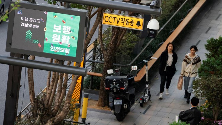 Antisipasi Tragedi Itaewon, Korsel Pasang CCTV Teknologi AI Jelang Halloween People walk through an alley in Itaewon where the Halloween crowd crush occurred last year, in Seoul, South Korea, October 23, 2023. REUTERS/Kim Soo-hyeon
