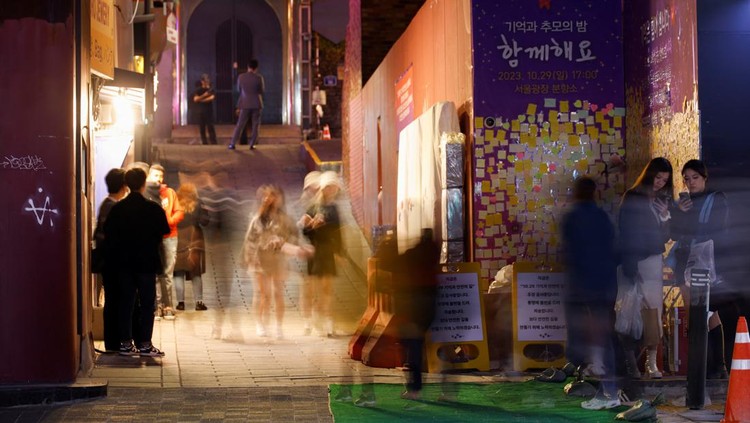 Antisipasi Tragedi Itaewon, Korsel Pasang CCTV Teknologi AI Jelang Halloween People walk through an alley in Itaewon where the Halloween crowd crush occurred last year, in Seoul, South Korea, October 23, 2023. REUTERS/Kim Soo-hyeon