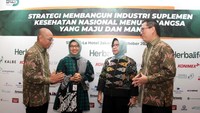 Deputi Bidang Pengawasan Obat Tradisional, Suplemen Kesehatan dan Kosmetik, Badan Pengawas Obat dan Makanan (BPOM), Reri Indriani (kedua kanan), Plt. Direktur Produksi dan Distribusi Kefarmasian Kemenkes RI, Eka Purnamasari (kedua kiri), Ketua Umum Asosiasi Pengusaha Suplemen Kesehatan Indonesia (APSKI), Decky Yao (kanan) dan Wakil Ketua Bidang Pemerintahan dan Teknis APSKI, Arif Mustolih berbincang bersama usai pembukaan seminar APSKI di Jakarta. 