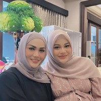 Sang bunda, Krisdayanti terlihat hadir mengenakan busana berwarna hitam yang dipadukan dengan hijab berwarna coklat. Berpose bersama Aurel, KD tampak memegang baby bump Aurel yang sudah besar. Foto: Instagram