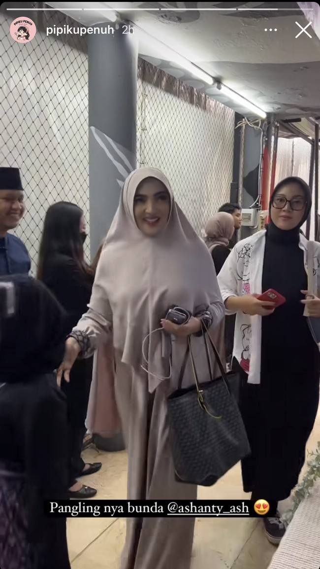 Ashanty juga tampak hadir dengan mengenakan hijab. Manglingi, penampilan Ashanty juga tak kalah curi atensi. Foto: Instagram