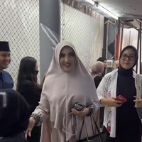Ashanty juga tampak hadir dengan mengenakan hijab. Manglingi, penampilan Ashanty juga tak kalah curi atensi. Foto: Instagram