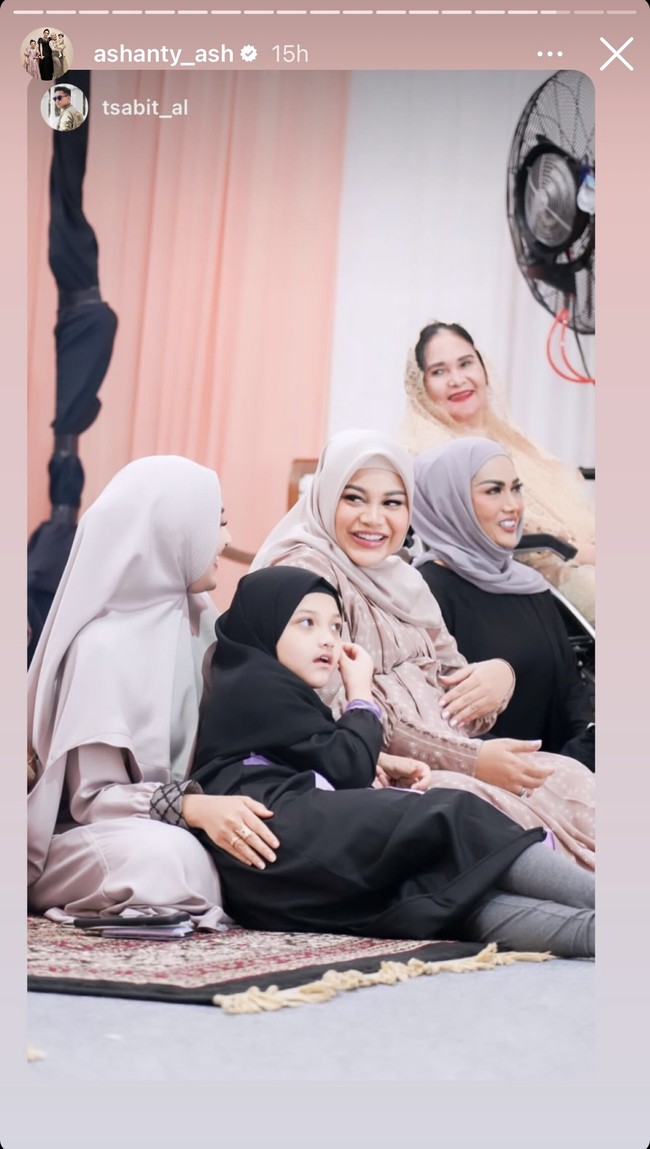 Di acara pengajian tersebut Aurel tampak duduk diapit oleh kedua ibunya, Krisdayanti dan Ashanty serta adiknya, Arsy. Nenek Aurel yang duduk disebelah Krisdayanti juga tak ketinggalan hadir memberi doa dan dukungan untuk Aurel. Foto: Instagram
