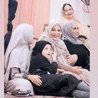 Di acara pengajian tersebut Aurel tampak duduk diapit oleh kedua ibunya, Krisdayanti dan Ashanty serta adiknya, Arsy. Nenek Aurel yang duduk disebelah Krisdayanti juga tak ketinggalan hadir memberi doa dan dukungan untuk Aurel. Foto: Instagram