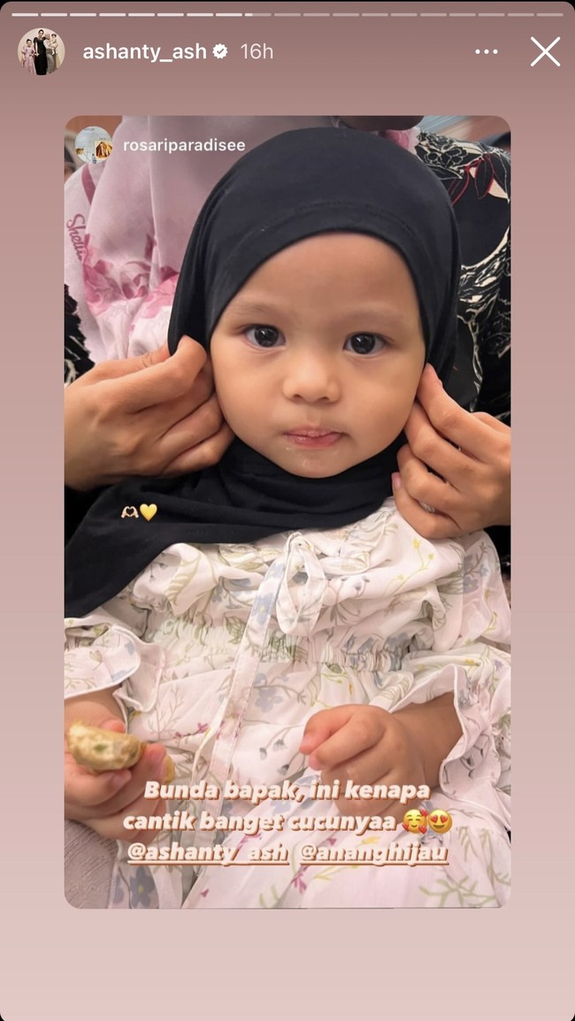 Anak pertama Aurel, Ameena juga ikut pengajian. Mengenakan hijab, Ameena tampak lucu dan juga menggemaskan. Foto: Instagram