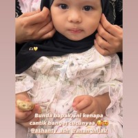 Anak pertama Aurel, Ameena juga ikut pengajian. Mengenakan hijab, Ameena tampak lucu dan juga menggemaskan. Foto: Instagram