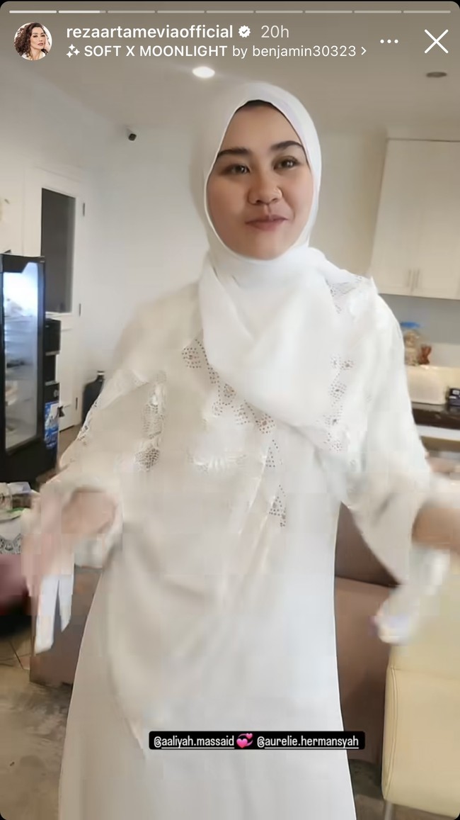 Anak Reza Artamevia sekaligus wanita yang dikabarkan tengah dekat dengan Thariq Halilintar, Aaliyah Massaid juga tampak hadir dengan mengenakan busana serba putih. Tampil beda, Aaliyah tampak mengenakan hijab. Foto: Instagram