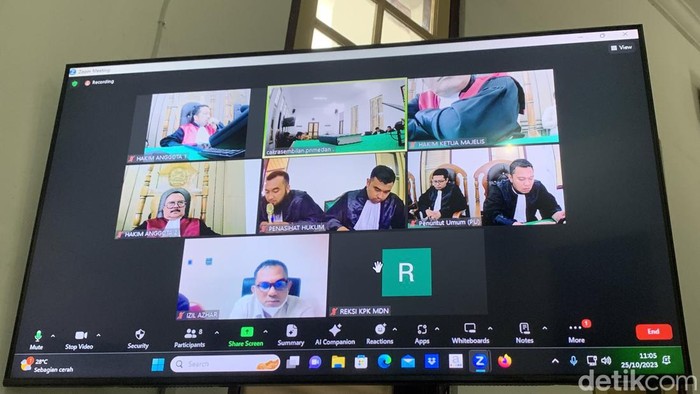 Ayah Merin membacakan nota pembelaan secara online