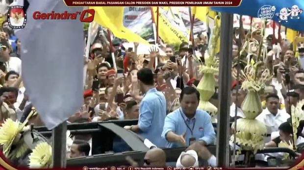 Bakal Pasangan calon presiden dan wakil presiden dari Koalisi Indonesia Maju, Prabowo Subianto dan Gibran Rakabuming Raka saat tiba tiba di Gedung KPU, Jakarta, Rabu (25/10/2023). (Tangkapan Layar Youtube Grindra TV)