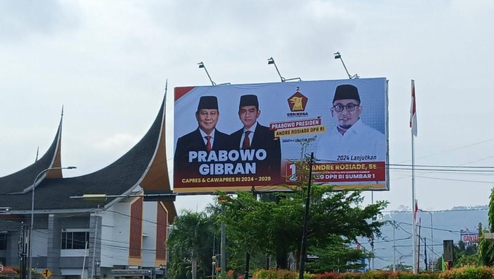 Baliho Prabowo-Gibran di Sumbar. (dok. istimewa).