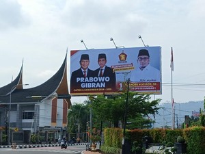 Baliho Prabowo-Gibran Bertebaran Jelang Kunjungan Jokowi ke Sumbar