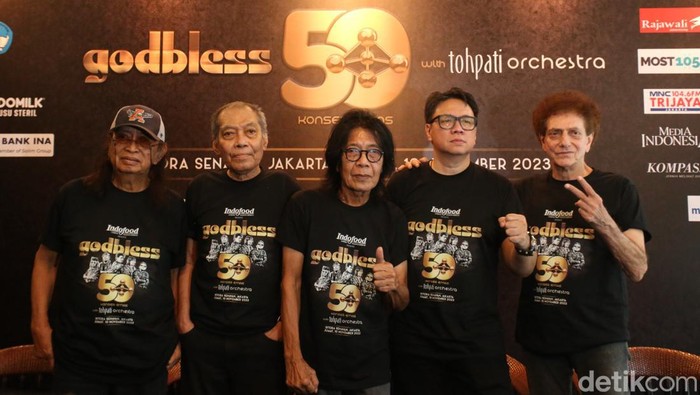 Band Rock God Bless Siap Gelar Konser Emas 50 Tahun Grup musik rock legendaris Indonesia, God Bless, tak lama lagi bakal menggelar momen puncak dari rangkaian perayaan usia emas berkarya di industri musik Tanah Air.