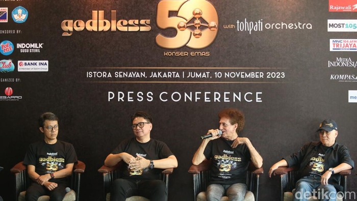 Band Rock God Bless Siap Gelar Konser Emas 50 Tahun Grup musik rock legendaris Indonesia, God Bless, tak lama lagi bakal menggelar momen puncak dari rangkaian perayaan usia emas berkarya di industri musik Tanah Air.