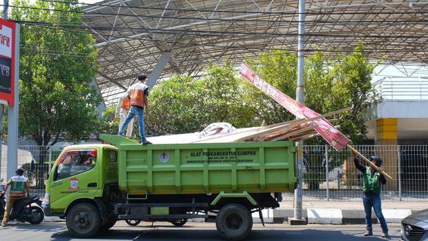 Bapenda Kota Makassar menertibkan 500 baliho caleg.