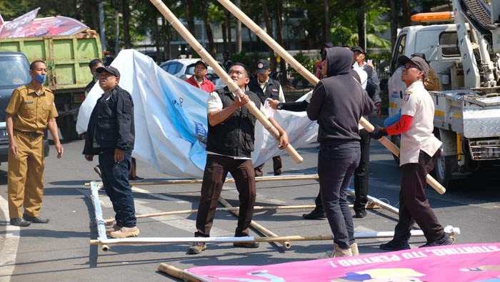 Bapenda Kota Makassar menertibkan 500 baliho caleg.