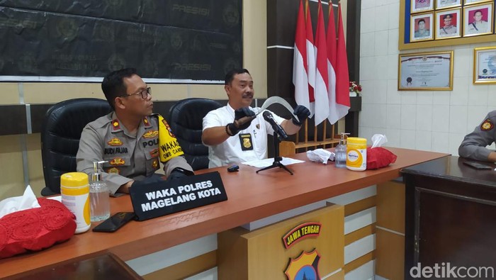 Barang bukti celurit yang diamankan petugas.