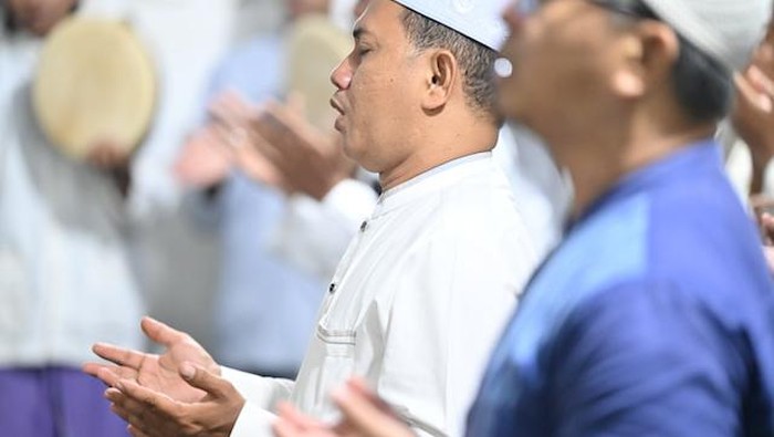 Pengajian, berdoa.