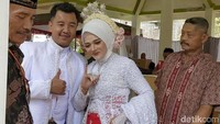 Sebelum menggunkan hak pilihnya di TPS, keduanya sempat melangsungkan porsesi akad nikah.