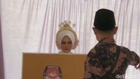 Panitia pun memberikan prioritas agar dapat mencoblos lebih awal. Karena keduany harus mengikuti prosesi acara selanjutnya.