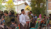 Dengan diantar keluarga, Fando-Laila langsung mendaftarkan diri ke panitia pemungutan suara.