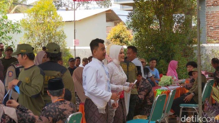 Berpakaian Pengantin Sejoli Asal Trenggalek Nyoblos Berpakaian Pengantin Sejoli Asal Trenggalek Nyoblos