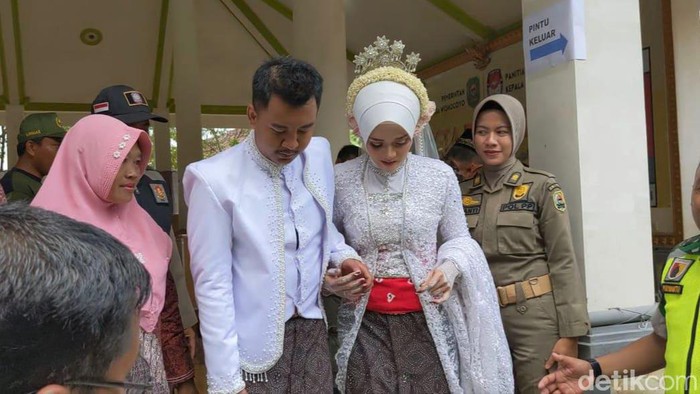 Berpakaian Pengantin Sejoli Asal Trenggalek Nyoblos Berpakaian Pengantin Sejoli Asal Trenggalek Nyoblos