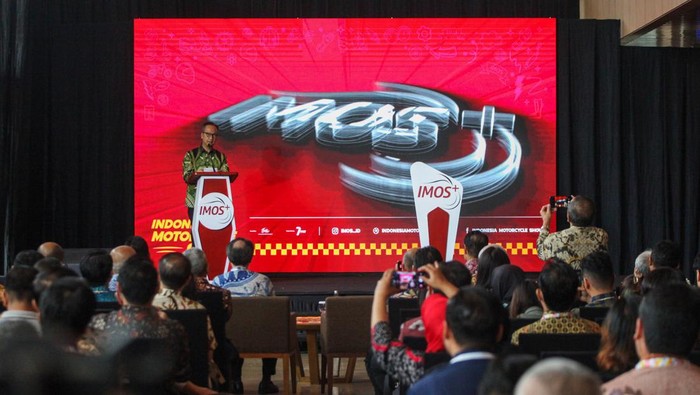 Buka IMOS+ 2023, Menperin Keliling Booth Motor Listrik Menperin Agus Gumiwang Kartasasmita membuka Indonesia Motorcycle Show (IMOS+) 2023 di ICE BSD City, Tangerang, Banten, Rabu (25/10/2023).