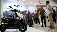 Agus meninjau booth motor listrik ION Mobility dan Alva One.  