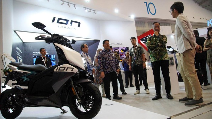 Menperin Agus Gumiwang Kartasasmita membuka Indonesia Motorcycle Show (IMOS+) 2023 di ICE BSD City, Tangerang, Banten, Rabu (25/10/2023).