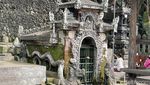 Pas Panas-panasnya, Paling Pas Basah-basahan di Taman Tirta Gangga