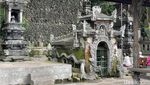Pas Panas-panasnya, Paling Pas Basah-basahan di Taman Tirta Gangga