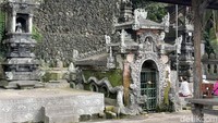 Dewi Gangga meminta kepada Raja Karangasem untuk mengganti nama Taman Rijasa menjadi Taman Tirta Gangga. Tak hanya mengubah nama, Raja Karangasem juga membuat sebuah bangunan untuk melindungi sumber mata air (kelebutan) agar tidak sembarangan orang bisa masuk.   