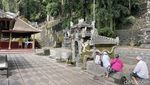Pas Panas-panasnya, Paling Pas Basah-basahan di Taman Tirta Gangga