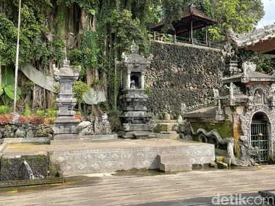 Pas Panas-panasnya, Paling Pas Basah-basahan di Taman Tirta Gangga