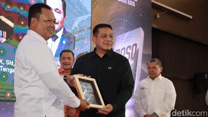 Pangdam V/Brawijaya Mayjen TNI Farid Makruf, MA menyerahkan buku Poso di Balik Operasi Madago Raya kepada Danrem 132/Tadulako Brigjen TNI Dody Triwinarto