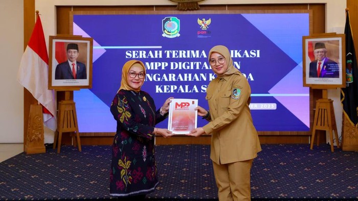 Bupati Ipuk Fiestiandani menyerahkan source code dan manual book MPP Digital Banyuwangi.
