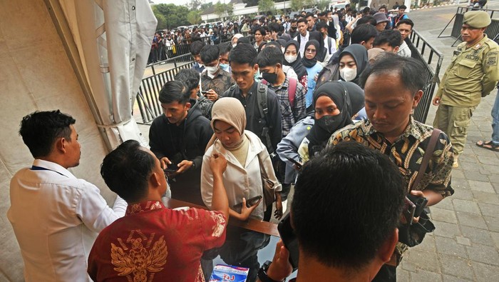 Sejumlah pencari kerja menyerahkan lamaran di arena bursa kerja di Serang, Banten, Rabu (25/10/2023). Disnakertrans Provinsi Banten bekerjasama dengan 54 perusahaan menggelar bursa kerja hingga tanggal 26 Oktober 2023. ANTARA FOTO/Asep Fathulrahman/hp.