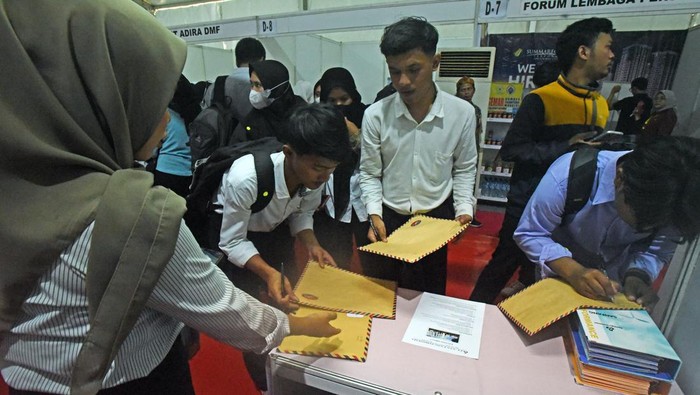 Sejumlah pencari kerja menyerahkan lamaran di arena bursa kerja di Serang, Banten, Rabu (25/10/2023). Disnakertrans Provinsi Banten bekerjasama dengan 54 perusahaan menggelar bursa kerja hingga tanggal 26 Oktober 2023. ANTARA FOTO/Asep Fathulrahman/hp.