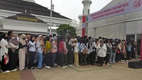 Ratusan pencari kerja antre untuk memasukkan lamaran di arena bursa kerja di Serang, Banten, Rabu (25/10/2023).  