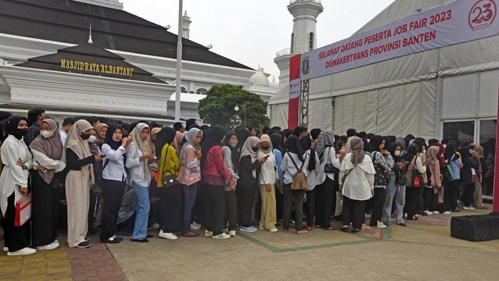 Bursa kerja di Banten Sejumlah pencari kerja menyerahkan lamaran di arena bursa kerja di Serang, Banten, Rabu (25/10/2023). Disnakertrans Provinsi Banten bekerjasama dengan 54 perusahaan menggelar bursa kerja hingga tanggal 26 Oktober 2023. ANTARA FOTO/Asep Fathulrahman/hp.