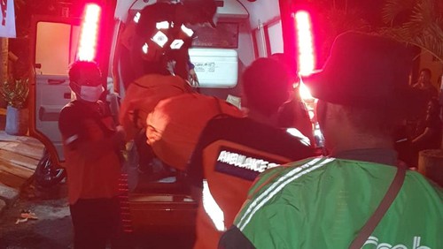 Petugas mengevakuasi jenazah pekerja proyek yang tewas gantung diri di tower air tempat kosnya, Jalan Besakih Nomor 36, Banjar Rangkan Sari, Desa Pemogan, Kecamatan Denpasar Selatan, Kota Denpasar.