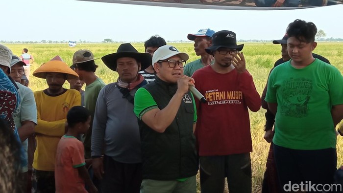 Cak Imin (topi putih dan memegang mic) saat berkunjung ke Desa Jagapura Lor, Kecamatan Gegesik, Kabupaten Cirebo, Rabu (25/10/2023).