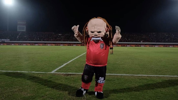 Foto maskot Cebol saat hadir meramaikan pertandingan Bali United dan menghibur penonton di Stadion Kapten I Wayan Dipta, Gianyar.