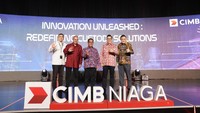 Direktur Business Banking CIMB Niaga Rusly Johannes berbincang dengan Direktur Utama PT Kustodian Sentral Efek Indonesia (KSEI) Samsul Hidayat, Direktur Consumer Banking CIMB Niaga Noviady Wahyudi, Direktur Syariah Banking CIMB Niaga Pandji P. Djajanegara, dan Direktur Treasury & Capital Market CIMB Niaga John Simon, di sela-sela Peluncuran Sistem Kustodian Baru CIMB Niaga di Jakarta, Rabu (25/10/2023).   
