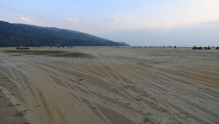 Warga beraktivitas di sekitar hamparan pasir putih yang muncul akibat surutnya air di Danau Poso, Kabupaten Poso, Sulawesi Tengah, Rabu (25/10/2023). Danau terluas di Sulawesi Tengah tersebut surut hingga 700 meter dari titik normal tepi danau akibat kemarau. Surutnya danau tersebut juga berpengaruh terhadap berkurangnya pasokan air ke PLTA di Poso yang berdampak pada berkurangnya pasokan daya listrik ke wilayah Sulawesi Tengah. ANTARA FOTO/Mohamad Hamzah/hp.